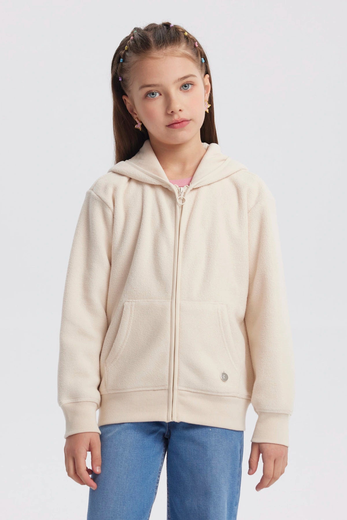 Polar beige para niña con cierre frontal y capucha diseño liso ideal para el frío detalles de bolsillos delanteros