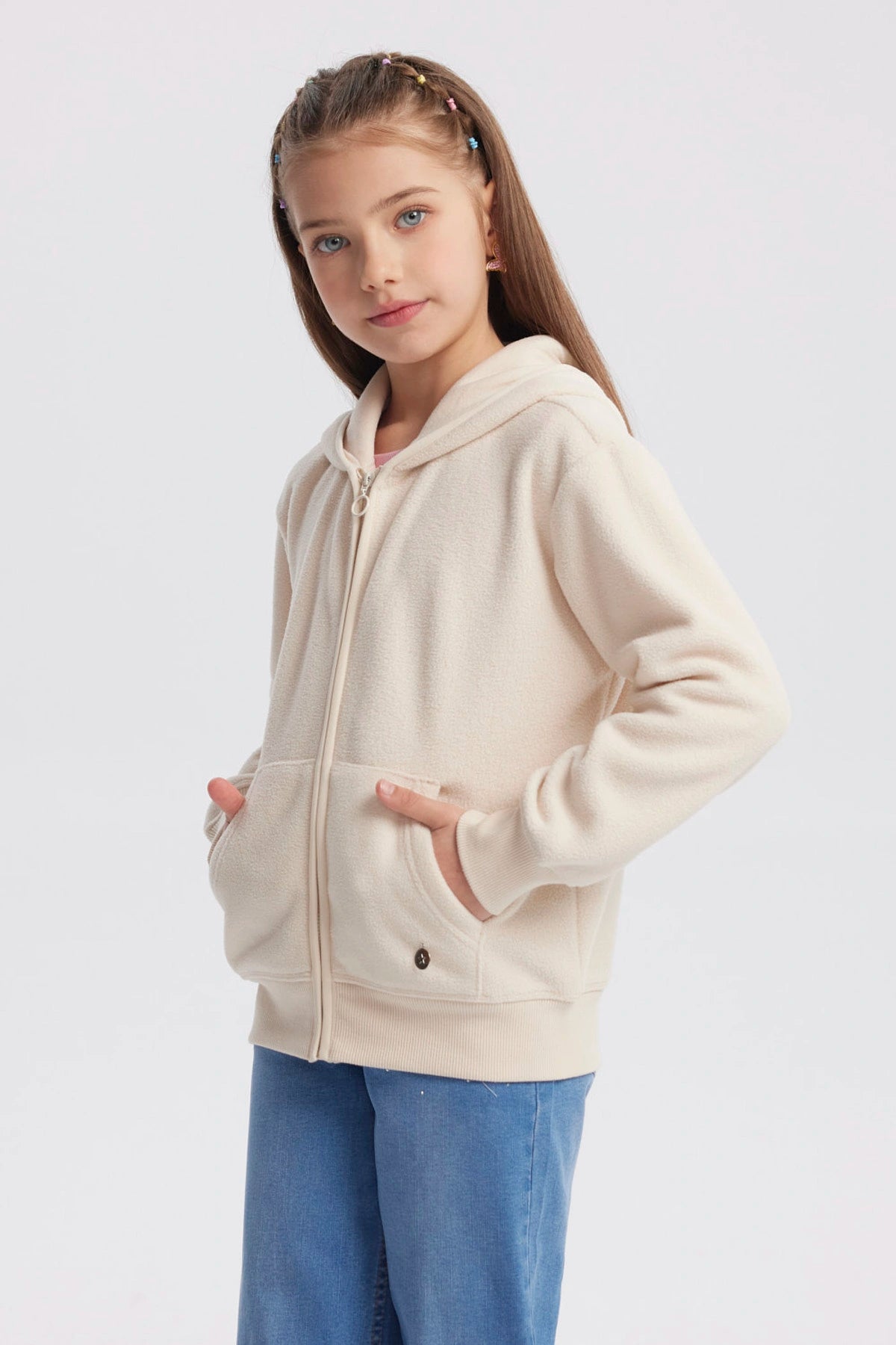 Polar beige para niña con cierre frontal y capucha diseño liso ideal para el frío detalles de bolsillos delanteros