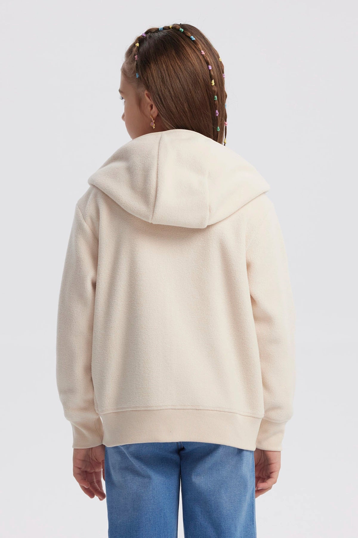 Polar beige para niña con cierre frontal y capucha diseño liso ideal para el frío detalles de bolsillos delanteros