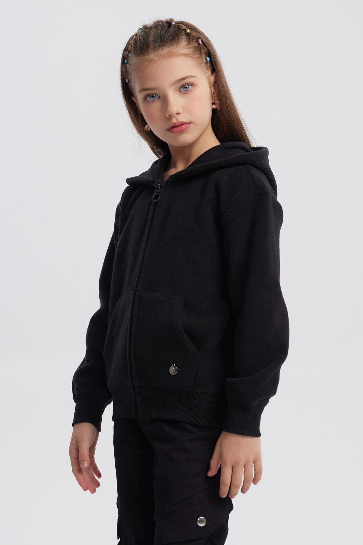 Polar negro para niña con capucha y bolsillos lisos sin estampa cierre frontal cómodo y cálido para el invierno