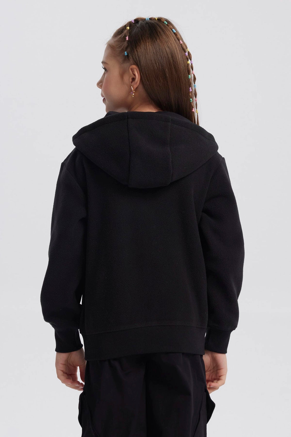 Polar negro para niña con capucha y bolsillos lisos sin estampa cierre frontal cómodo y cálido para el invierno