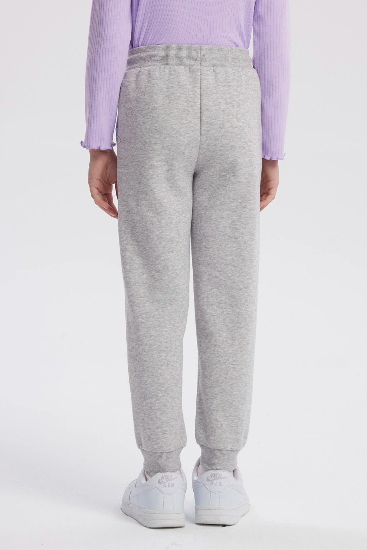 Pantalón jogger gris melange para niña con cintura ajustable y puños elásticos diseño liso ideal para comodidad diaria