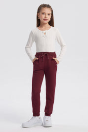 Pantalón jogger burdeo para niña con pretina ajustable y puños elásticos diseño liso ideal para el día a día