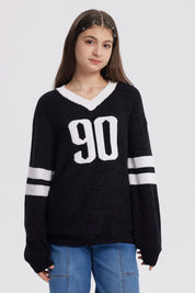 Sweater oversize negro para niña con el número 90 en blanco al frente y rayas blancas en las mangas estilo deportivo
