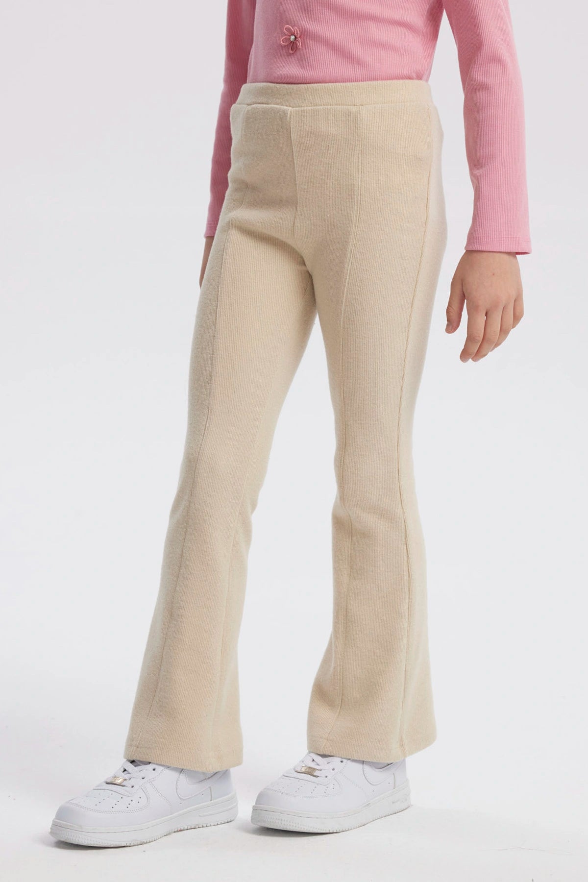 Calza flare beige para niña con diseño acampanado lisa sin estampa perfecta para combinar con cualquier prenda casual