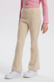 Calza flare beige para niña con diseño acampanado lisa sin estampa perfecta para combinar con cualquier prenda casual