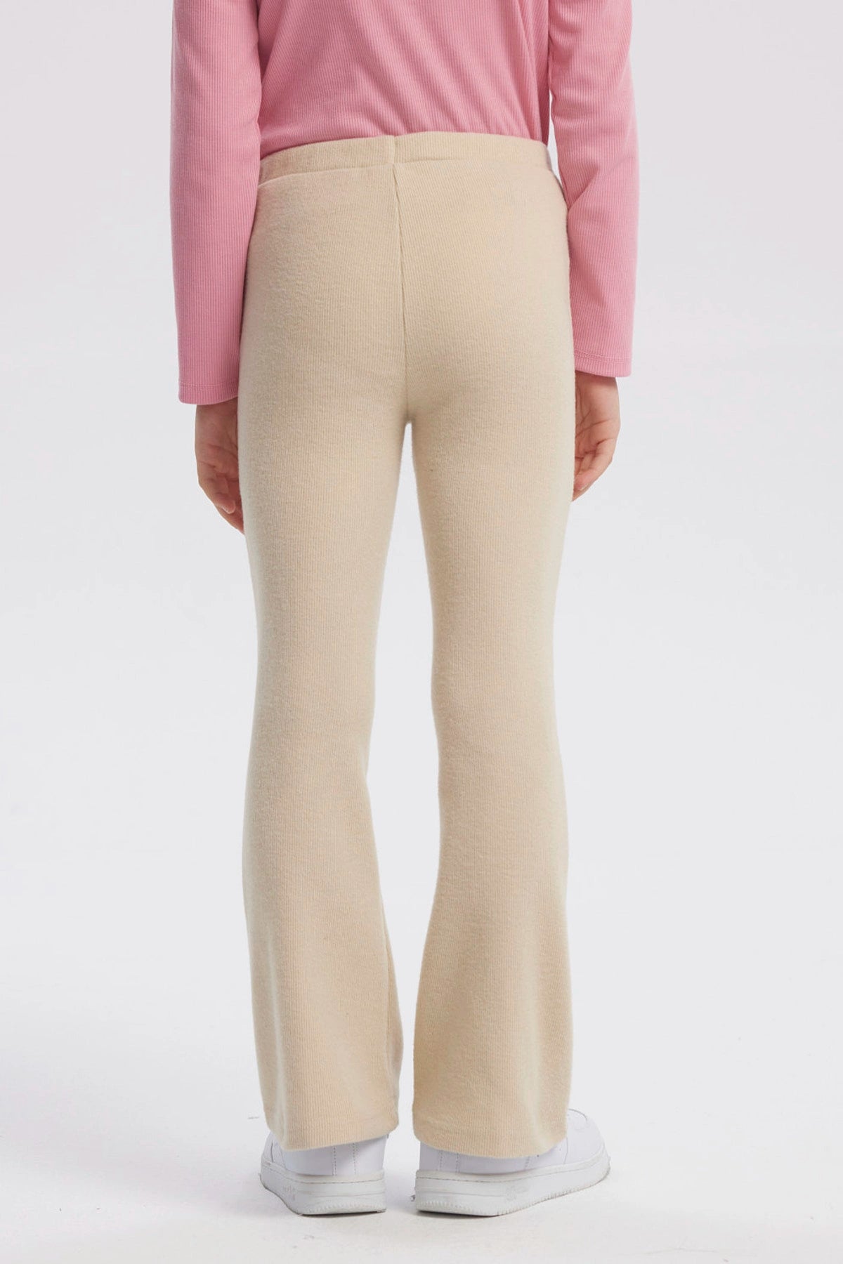 Calza flare beige para niña con diseño acampanado lisa sin estampa perfecta para combinar con cualquier prenda casual