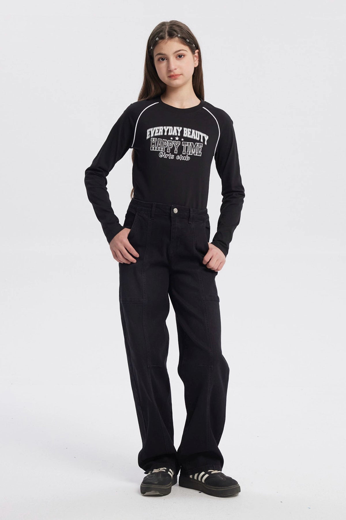 Jeans baggy negro para niña con diseño liso costuras visibles en piernas sin estampado