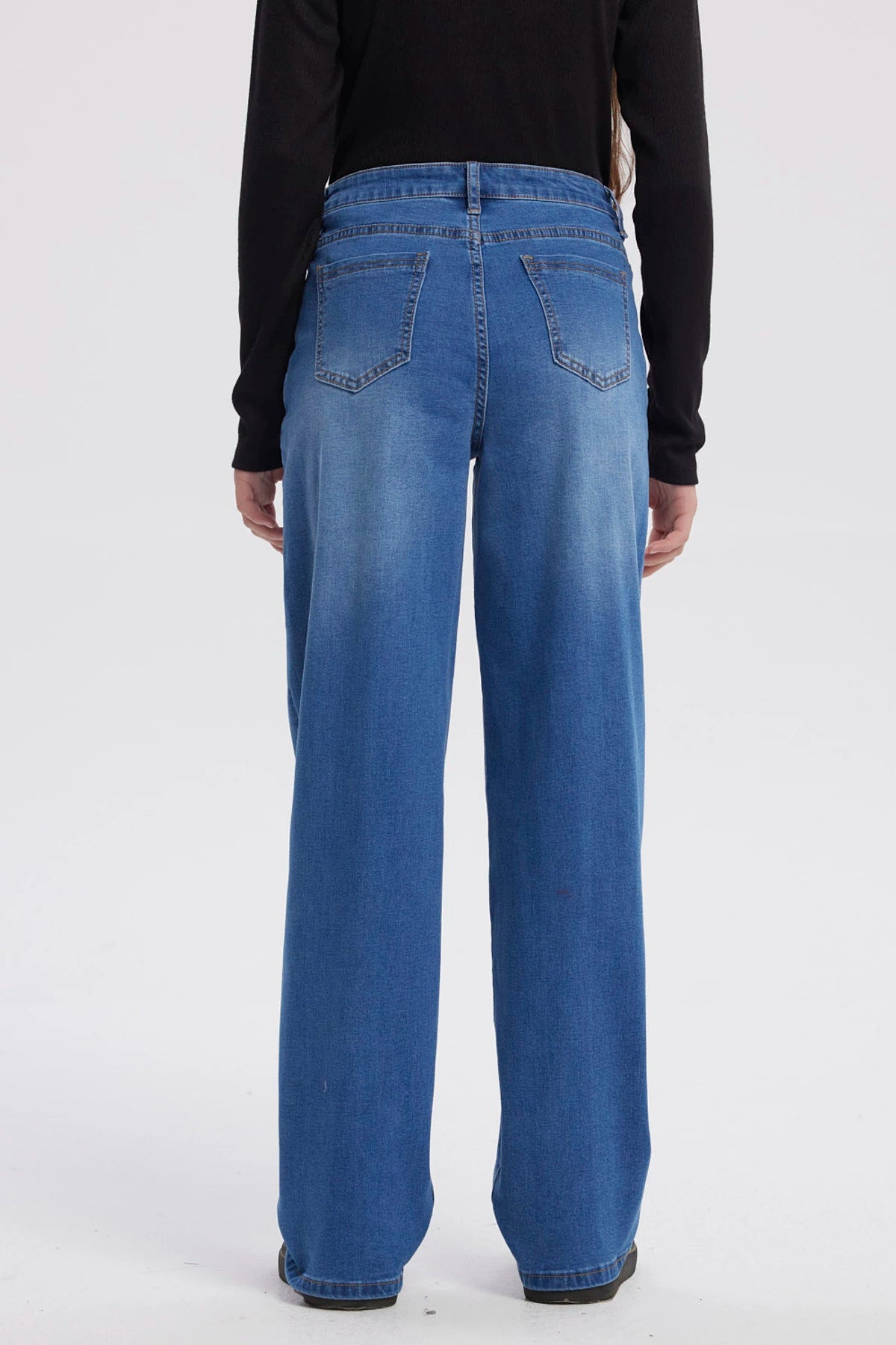 Jeans baggy azul para niña con costuras visibles y corte holgado sin estampa lisa y moderna