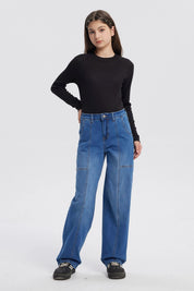 Jeans baggy azul para niña con costuras visibles y corte holgado sin estampa lisa y moderna
