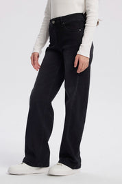 Jeans wide leg negro para niña con diseño liso y corte moderno sin estampa visibles adecuados para ocasiones casuales