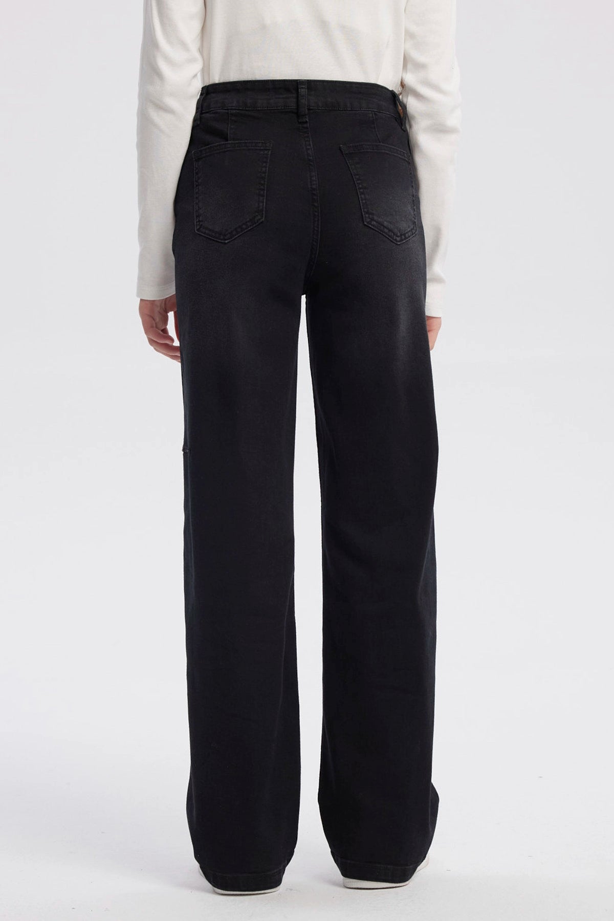 Jeans wide leg negro para niña con diseño liso y corte moderno sin estampa visibles adecuados para ocasiones casuales