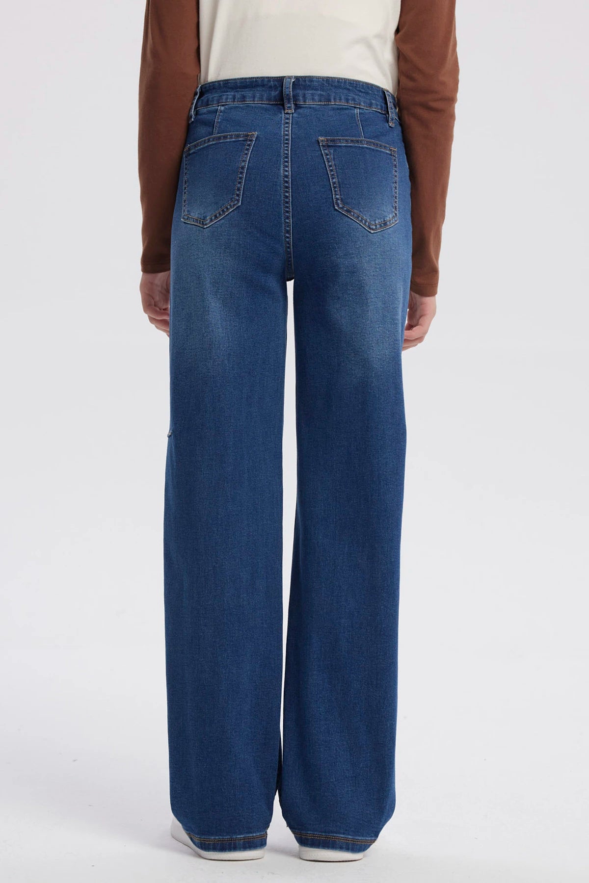 Jeans niña wide leg azul con diseño liso corte amplio sin estampa visible