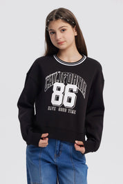 Polerón negro para niña con cuello redondo y estampado frontal California 86 estilo universitario en blanco