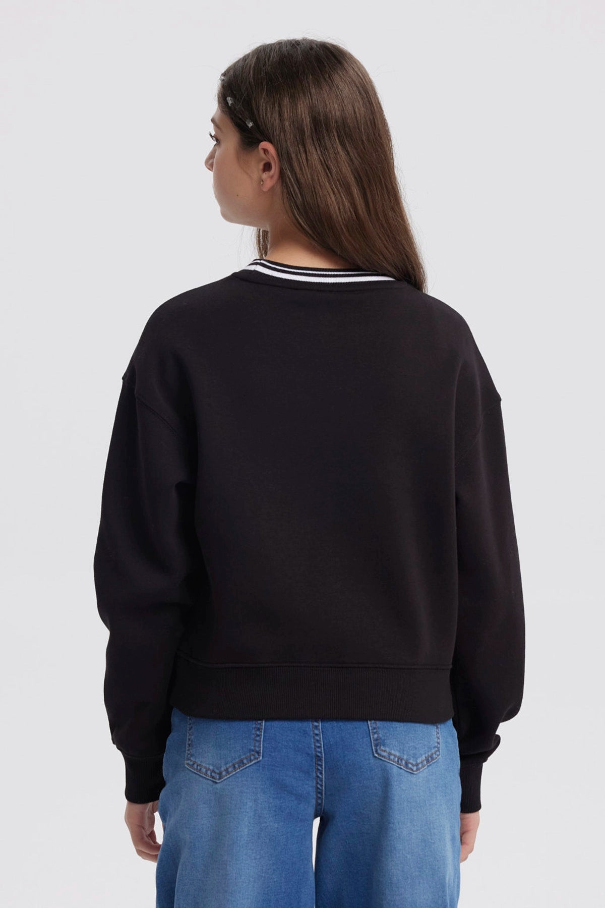 Polerón negro para niña con cuello redondo y estampado frontal California 86 estilo universitario en blanco