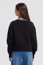 Polerón negro para niña con cuello redondo y estampado frontal California 86 estilo universitario en blanco