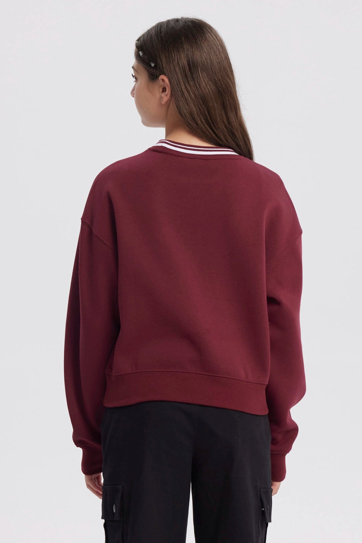 Polerón niña rojo con texto New York y diseño urbano en el frente estilo casual y relajado sin capucha