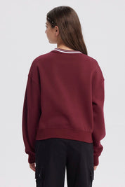 Polerón niña rojo con texto New York y diseño urbano en el frente estilo casual y relajado sin capucha