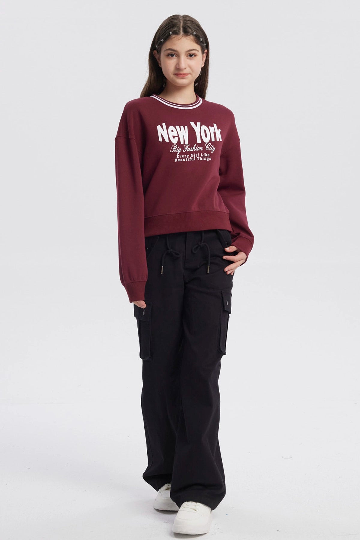 Polerón niña rojo con texto New York y diseño urbano en el frente estilo casual y relajado sin capucha