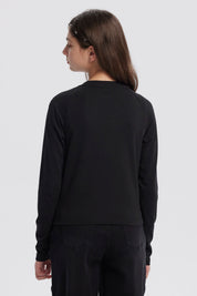 Polera negra de niña con cuello redondo y texto blanco en el pecho que dice Everyday Beauty Happy Time Girls Club