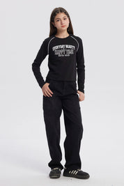 Polera negra de niña con cuello redondo y texto blanco en el pecho que dice Everyday Beauty Happy Time Girls Club