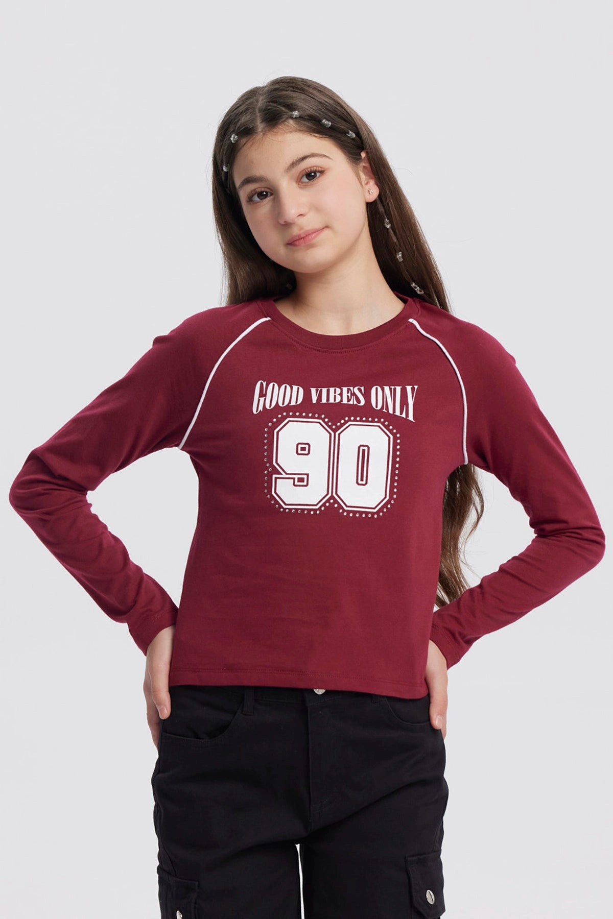 Polera niña roja con cuello redondo y texto Good Vibes Only 90 en el frente en estilo deportivo
