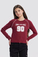 Polera niña roja con cuello redondo y texto Good Vibes Only 90 en el frente en estilo deportivo