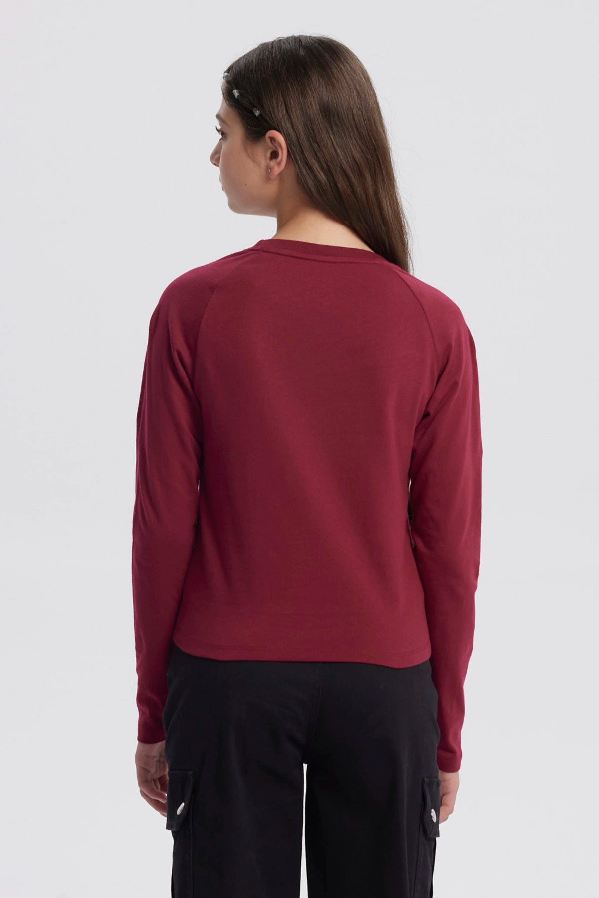 Polera niña roja con cuello redondo y texto Good Vibes Only 90 en el frente en estilo deportivo