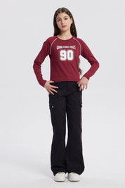 Polera niña roja con cuello redondo y texto Good Vibes Only 90 en el frente en estilo deportivo