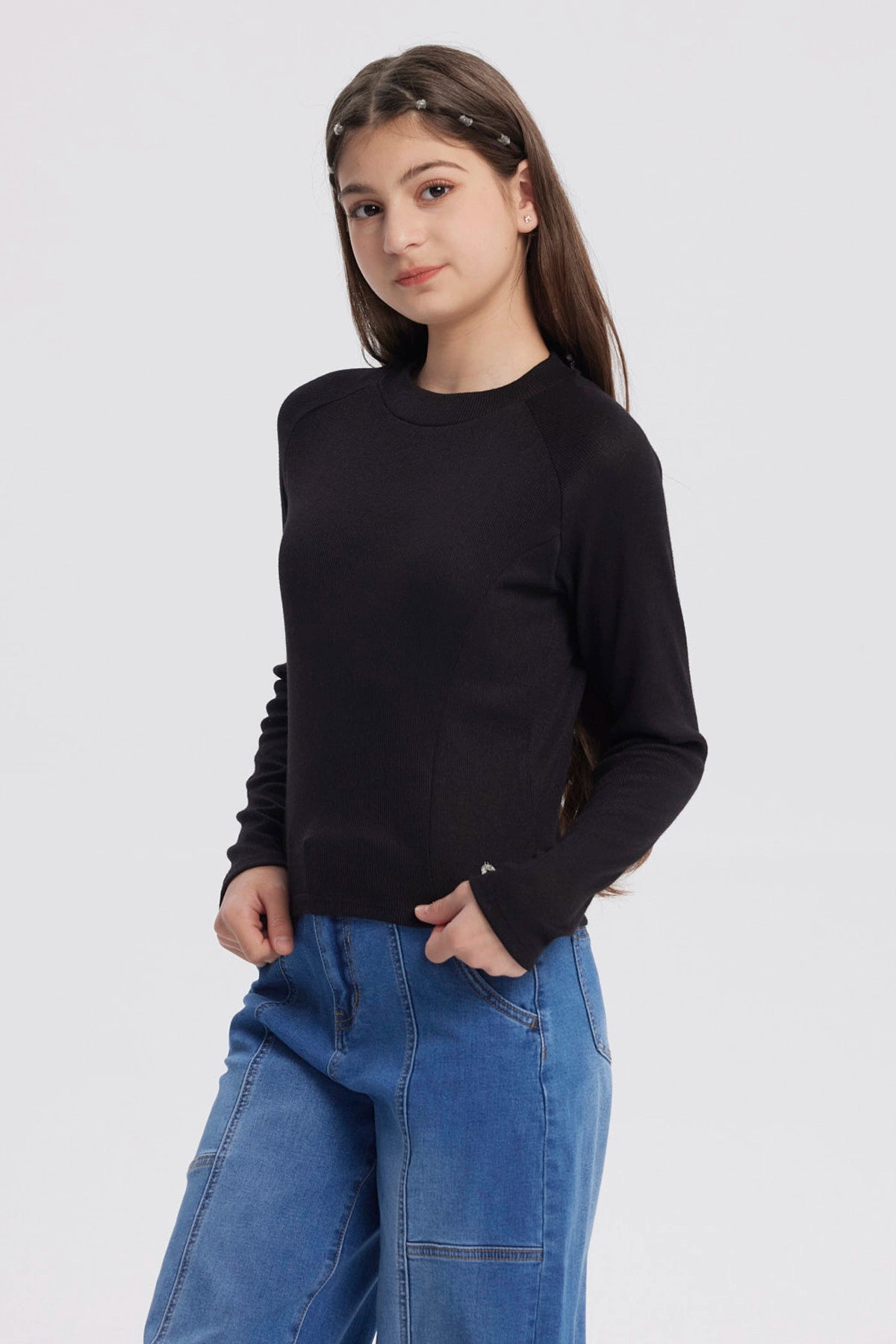 Polera negra para niña de cuello alto parcial manga larga diseño liso ajuste cómodo ideal para días frescos