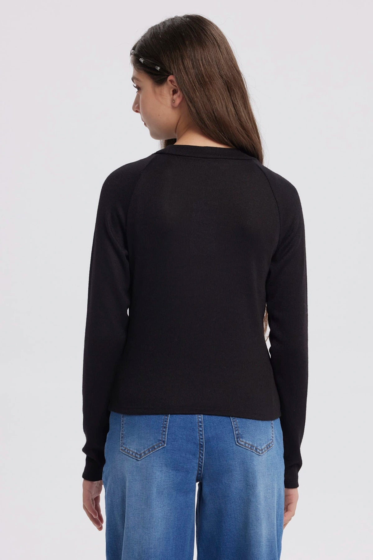 Polera negra para niña de cuello alto parcial manga larga diseño liso ajuste cómodo ideal para días frescos