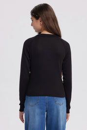 Polera negra para niña de cuello alto parcial manga larga diseño liso ajuste cómodo ideal para días frescos