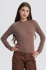 Polera niña café de cuello alto parcial manga larga sin estampa diseño liso