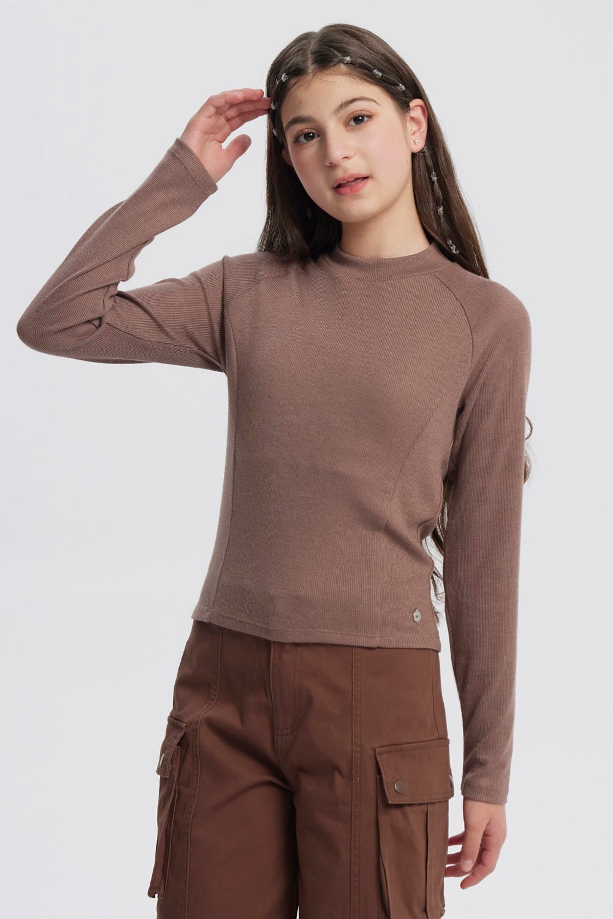 Polera niña café de cuello alto parcial manga larga sin estampa diseño liso
