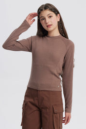 Polera niña café de cuello alto parcial manga larga sin estampa diseño liso