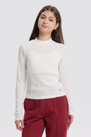 Polera niña crudo con cuello alto parcial y diseño liso ideal para un look casual y cómodo en días frescos