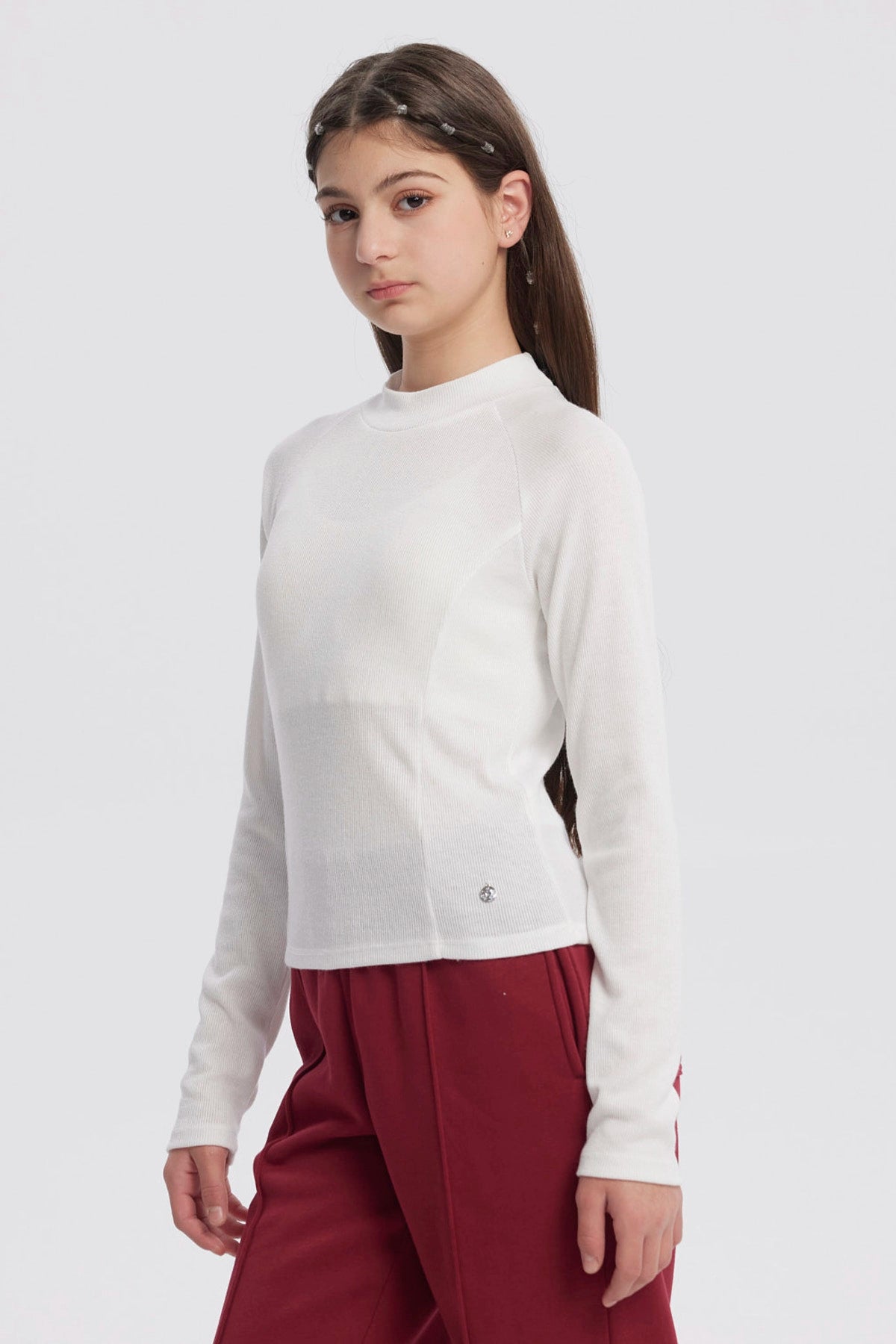 Polera niña crudo con cuello alto parcial y diseño liso ideal para un look casual y cómodo en días frescos