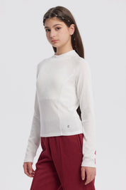 Polera niña crudo con cuello alto parcial y diseño liso ideal para un look casual y cómodo en días frescos