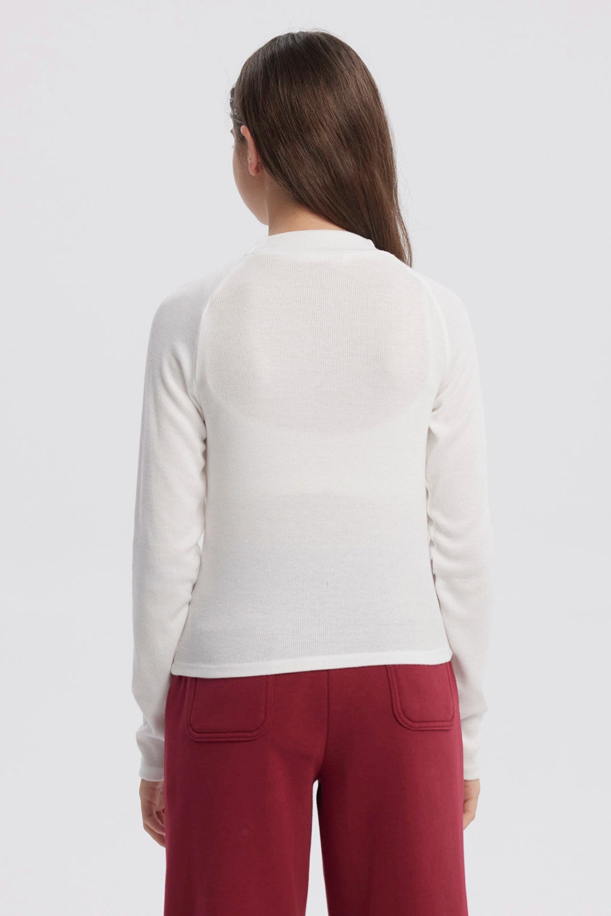 Polera niña crudo con cuello alto parcial y diseño liso ideal para un look casual y cómodo en días frescos