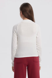 Polera niña crudo con cuello alto parcial y diseño liso ideal para un look casual y cómodo en días frescos
