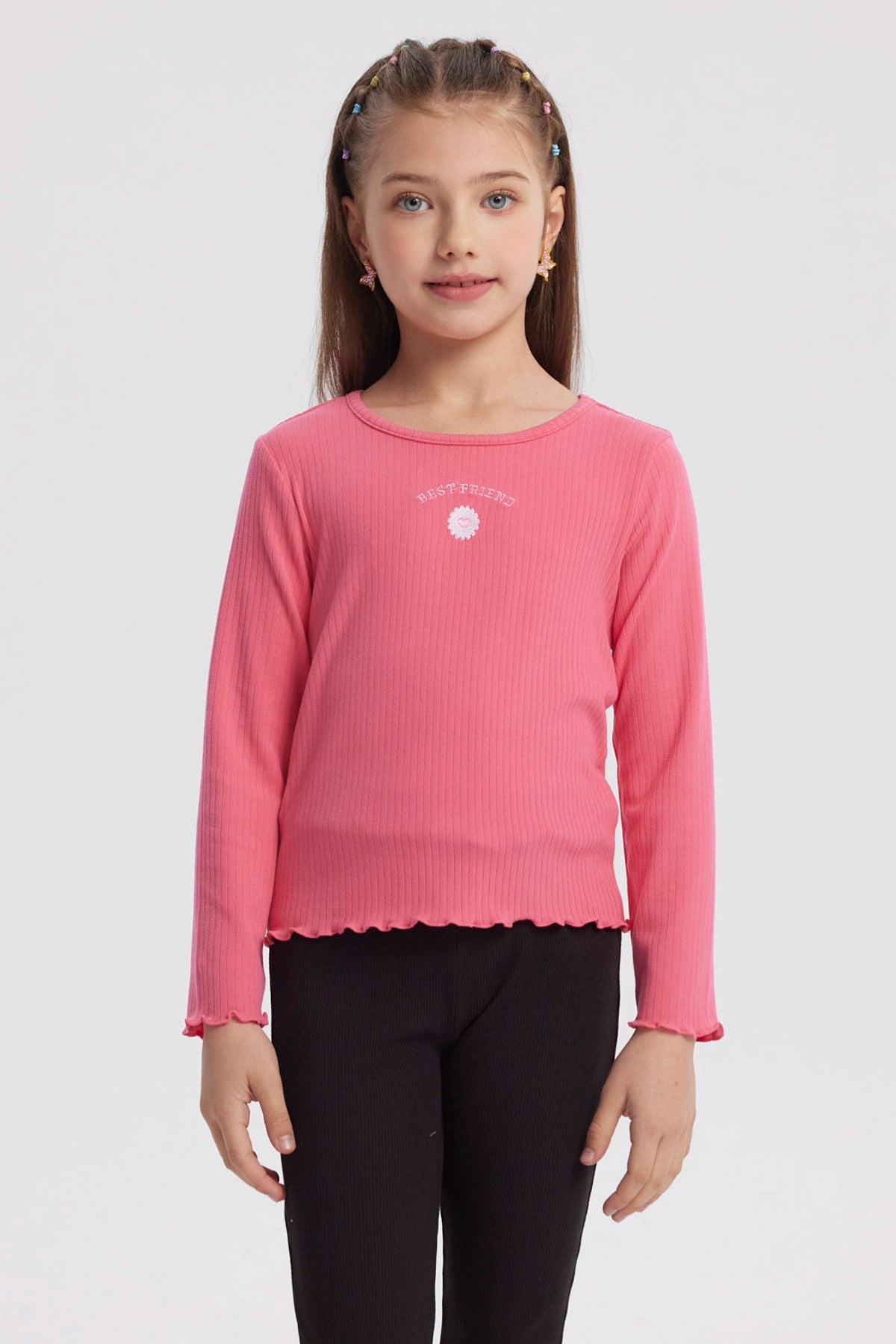 Polera niña slim fucsia con manga larga y estampa frontal de texto 'Best Friend' con flor pequeña estilo casual