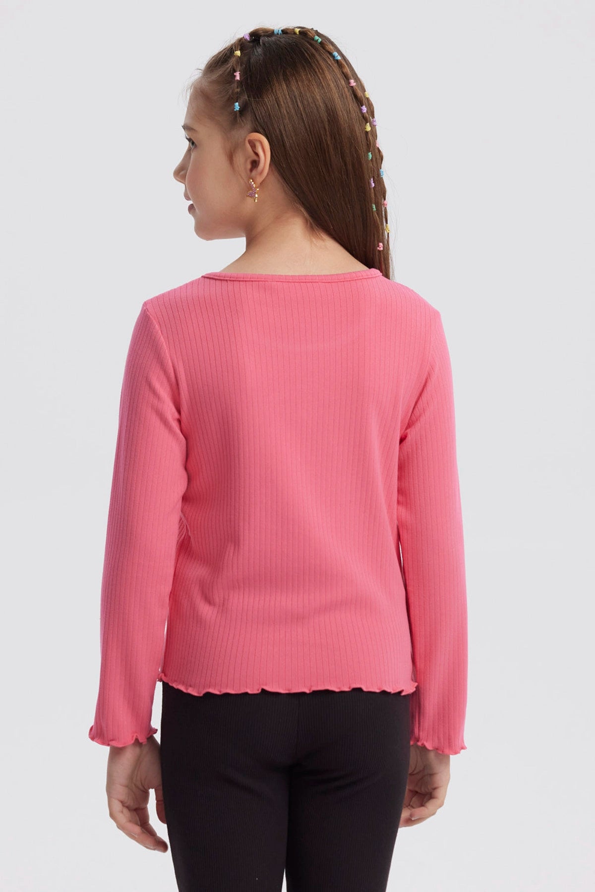 Polera niña slim fucsia con manga larga y estampa frontal de texto 'Best Friend' con flor pequeña estilo casual