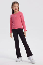 Polera niña slim fucsia con manga larga y estampa frontal de texto 'Best Friend' con flor pequeña estilo casual