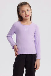 Polera niña slim lila de manga larga con diseño de lazo pequeño bordado en el pecho estilo casual y cómodo