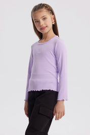 Polera niña slim lila de manga larga con diseño de lazo pequeño bordado en el pecho estilo casual y cómodo