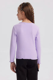 Polera niña slim lila de manga larga con diseño de lazo pequeño bordado en el pecho estilo casual y cómodo