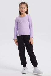 Polera niña slim lila de manga larga con diseño de lazo pequeño bordado en el pecho estilo casual y cómodo