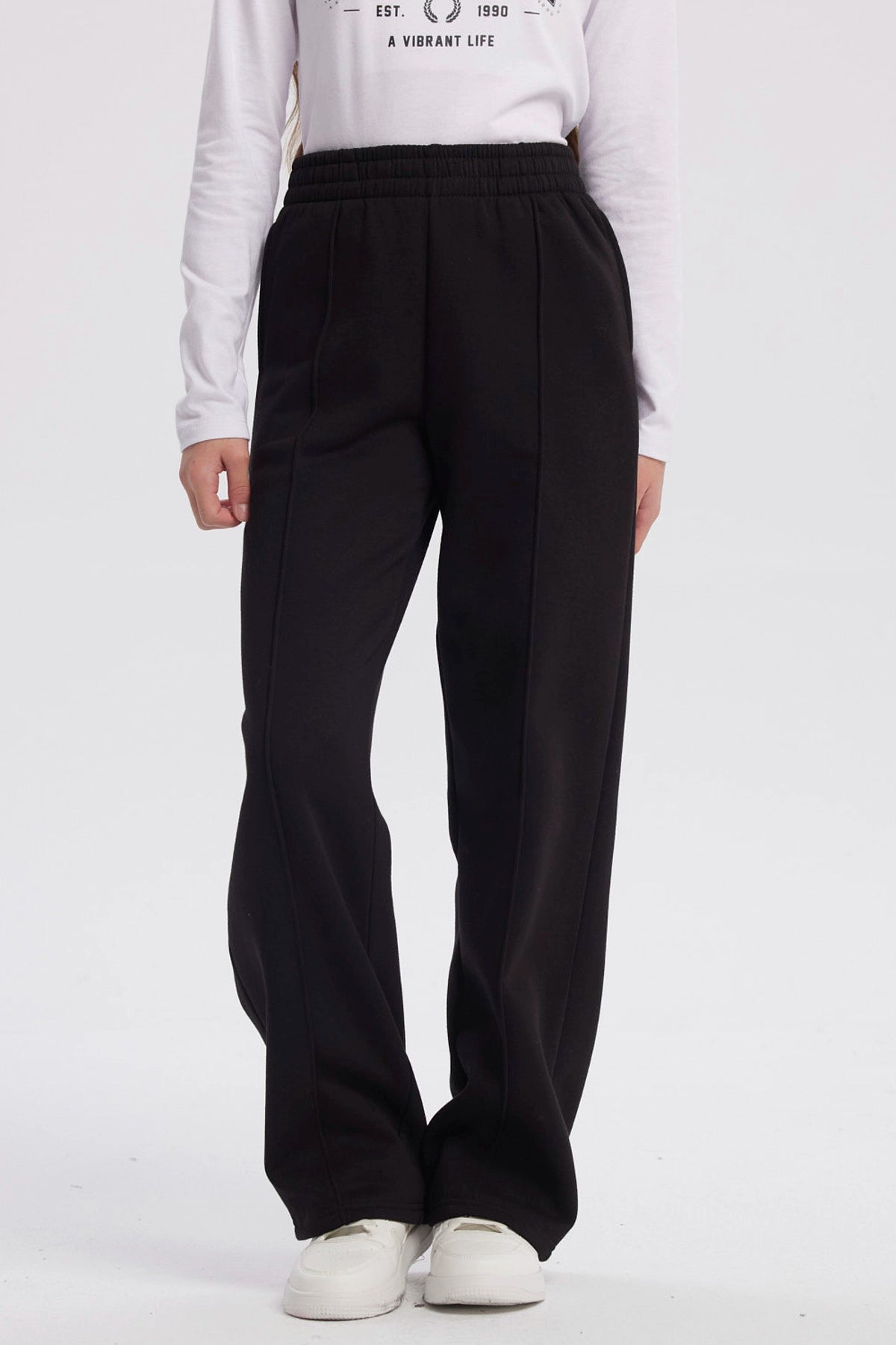 Pantalón buzo niña negro wide leg con cintura elástica y diseño liso cómodo y moderno