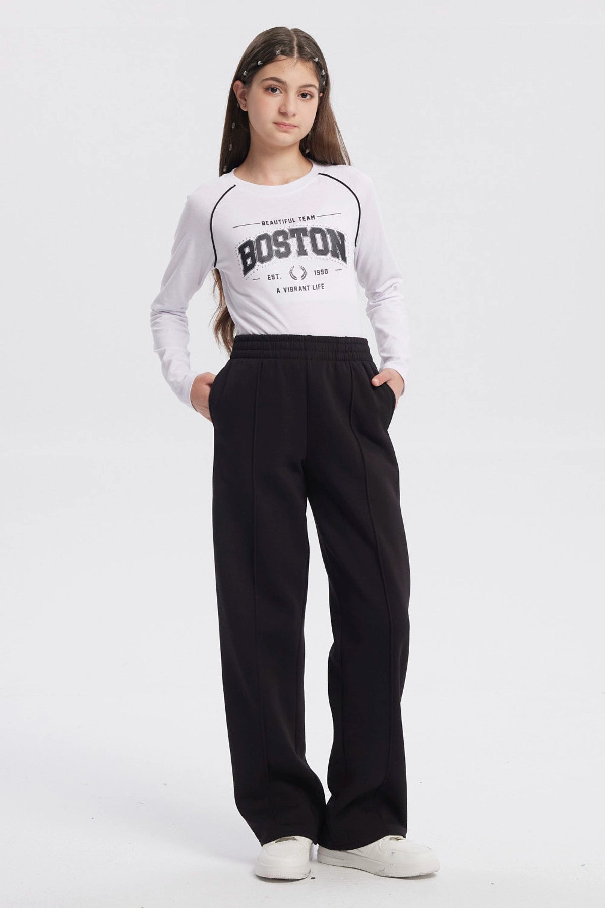 Pantalón buzo negro para niña con pierna ancha sin estampa visible diseño liso y cintura elástica para comodidad