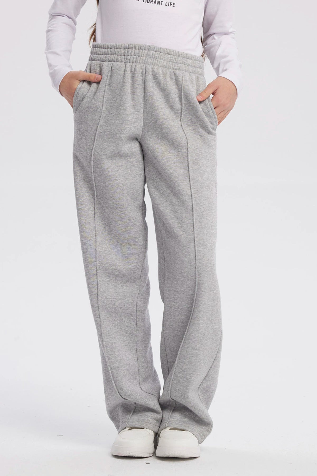 Pantalón buzo gris melange para niña con corte wide leg y bolsillos laterales sin estampa visible